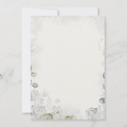 Ethereal Weiße Blumenstube Grünes Wappen Hochzeit Einladung (Rückseite)