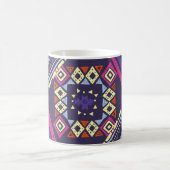 Ethischer, primitiver geometrischer Hintergrund de Kaffeetasse (Mittel)