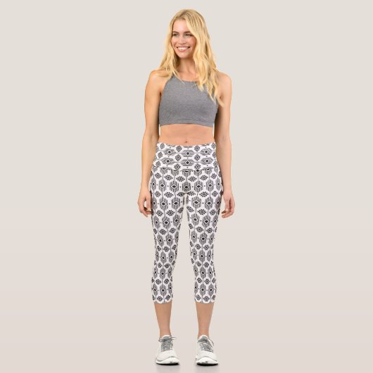 Ethisches geometrisches Schwarzweißmuster Capri Leggings (Vorderseite)