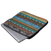 Ethnic Feathers: Stickerei Boho Chic Laptopschutzhülle (Vorne Knopf)