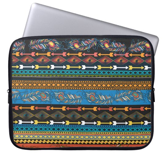 Ethnic Feathers: Stickerei Boho Chic Laptopschutzhülle (Vorderseite)