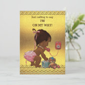 Ethnic Girl on Phone Baby Shower Gold Chevrons Einladung (Stehend Vorderseite)