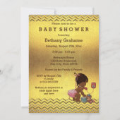 Ethnic Girl on Phone Baby Shower Gold Chevrons Einladung (Rückseite)