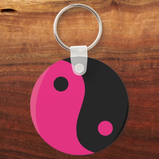 Ethnic Girls Karate Kick mit Pink Yin Yang Schlüsselanhänger (Rückseite)