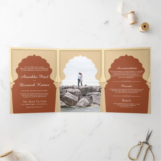 Ethnic Indian Ivory Arch Orange Terracotta Wedding Dreifach Gefaltete Einladung (Innenseite)