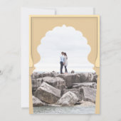 Ethnic Indian Ivory Arch Terracotta Wedding Einladung (Rückseite)