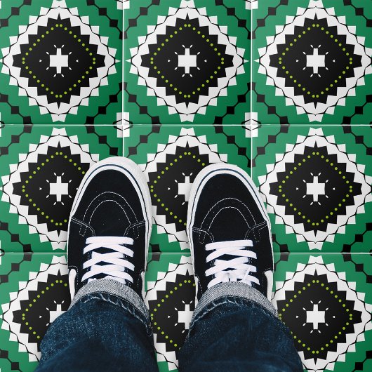 Ethnisch-grünes Schwarz-Weiß-geometrisches Muster Fliese