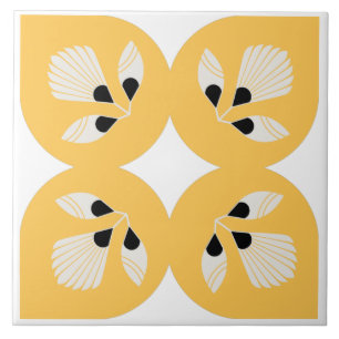 Ethnische Blume verziert gelb und schwarz Fliese