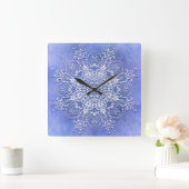 Ethnische Blumenmandala auf Grunge-Hintergrund Quadratische Wanduhr (Zuhause)