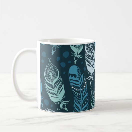 Ethnische Federn: farbenfrohes, nahtloses Muster. Kaffeetasse (Links)