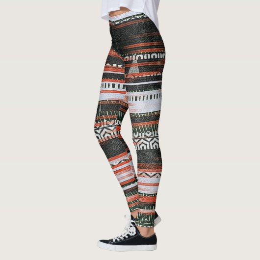 Ethnische Stammesstreifen: Teppichdesign. Leggings (Links)