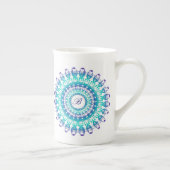 Ethnische Telefon-Mandala. Monogramm Porzellantasse (Rechts)