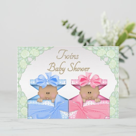 Ethnische Twins in Geschenkboxen Rose Babydusche Einladung (Stehend Vorderseite)