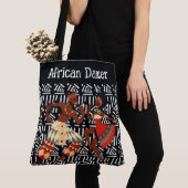 Ethnischer afrikanischer Tänzer mit Pattern-Hinter Tasche (Von Nahem)
