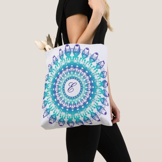 Ethnischer aquamariner Mandala. Monogramm Tasche (Von Nahem)
