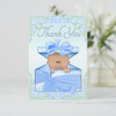 Ethnischer Baby-Junge in den Geschenkboxen und Dankeskarte (Stehend Vorderseite)