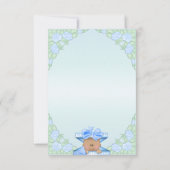 Ethnischer Baby-Junge in den Geschenkboxen und Dankeskarte (Rückseite)