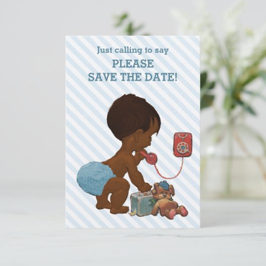 Ethnischer Junge am Telefon Diagonal Strip Save th Save The Date (Stehend Vorderseite)