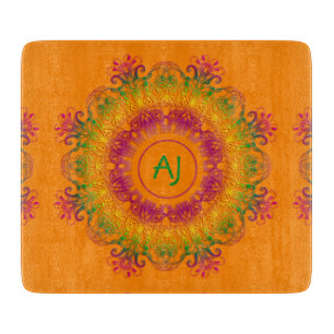 Ethnischer Mandala Monogram.Orange Hintergrund. Schneidebrett
