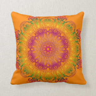 Ethnisches Blumenmandala auf orangem Hintergrund. Kissen