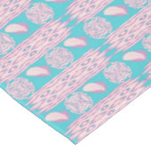 Ethnisches Boho versieht Paisley mit Federn Tischdecke (Schrägansicht)