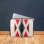 Ethno Design Beige & Red Laptopschutzhülle<br><div class="desc">Angesagte Laptoptasche mit geometrischen Ethno Zierdruck im zeitlosen Design.</div>