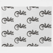 Ethno Gecko mit Spiralen und Punkten 1 Fleecedecke (Vorderseite (Horizontal))
