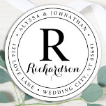 Etikett für benutzerdefinierte Monogramm-Elegante  Runder Aufkleber<br><div class="desc">Fügen Sie Ihre Hochzeitseinladungen mit der Touch für den Abschluss der Einladungen in Monogramm Erstname und Nachname, elegante Schrift Hochzeitsadressen-Etiketten hinzu. Passen Sie Ihre Namen und Adresse an. Diese einfachen Adressetiketten können für alle und jeden Anlaß verwendet werden. COPYRIGHT © 2020 Judy Burrows, Black Dog Art - Alle Rechte vorbehalten....</div>