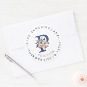 Etikett für die blaue Floral-Monogramm-Adresse Runder Aufkleber (Umschlag)