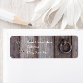 Etikett für die Hochzeitsadresse auf der Kellertür (Insitu)