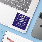 Etikett mit blauem Vinyl-Logo und QR-Code für Unte (Laptop mit iPhone)