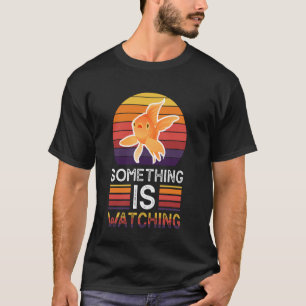 Etwas beobachtet mit Retro-Fischstreifen T-Shirt