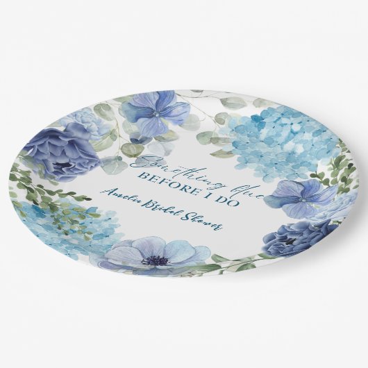 Etwas Blau bevor ich Hydrangea-Brautparty Pappteller (Schrägansicht)