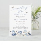 Etwas Blauer Blumen und Schmetterlinge Brautparty Einladung (Stehend Vorderseite)