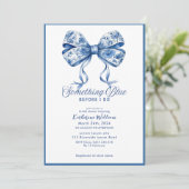 Etwas blaues Bogen-Chinoiserie-Brautparty Einladung (Stehend Vorderseite)