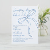 Etwas Blue Bow Brautparty Einladung (Stehend Vorderseite)