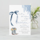 Etwas Blue Bow Glitzer Tropfen Cowboy Boots Einladung (Stehend Vorderseite)