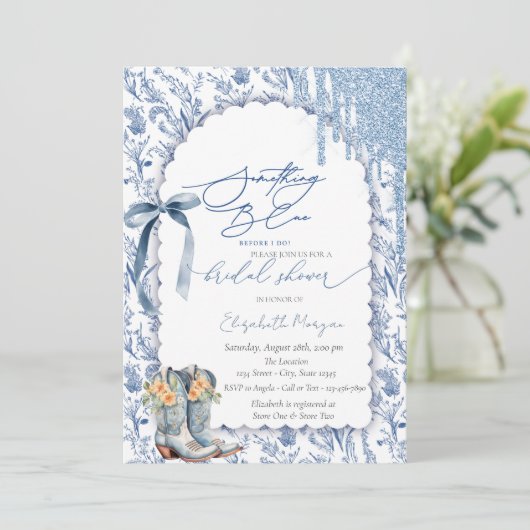 Etwas Blue Bow Tropfens Cowboy Boots Floral Einladung (Stehend Vorderseite)