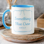 Etwas Blue Crew Bow Bridesmaid Brautparty Tasse<br><div class="desc">Beginnen Sie Ihre Brautfeiern mit einer persönlichen Touch! Unsere Tasse "Etwas Blue Crew" ist der perfekte Sake für Ihr Brautparty. Diese Tasse ist in einem schicken Blau-Weiß-Design mit einem zarten Bugdetails gehalten und kann mit jedem Namen personalisiert werden, was jeden Schluck zu einem besonderen Erlebnis macht. Diese Tasse ist ideal...</div>