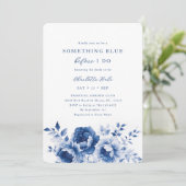 Etwas Blue Floral Brautparty Einladung (Stehend Vorderseite)