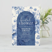 Etwas Blue Floral French Toile Brautparty Einladung (Stehend Vorderseite)