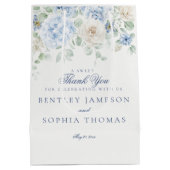 Etwas Blue Floral Hydrangea Gastgeschenk Hochzeit Mittlere Geschenktüte (Rückseite)