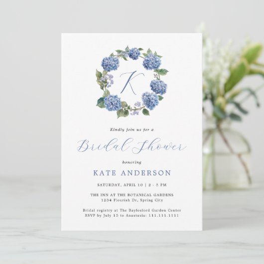 Etwas Blue Hydrangeas Monogram Brautparty Einladung (Stehend Vorderseite)