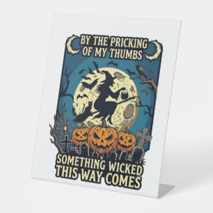 Etwas Böses kommt mit der Hexe Halloween-Kürbis Sockelschild