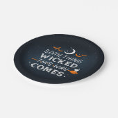 Etwas, das so geknackt wird, kommt von den Tellern Pappteller (Schrägansicht)