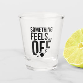 Etwas ist aus - Unbehagen und kryptische Botschaft Schnapsglas