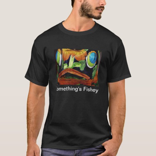 Etwas ist Fishey Tee Shirt (Vorderseite)