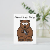 Etwas ist Fishy Funny Brown Bären Cartoon Postkarte (Stehend Vorderseite)