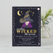 Etwas, was mit HexenHalloween-Party verwöhnt wurde Folieneinladung (Stehend vorne)