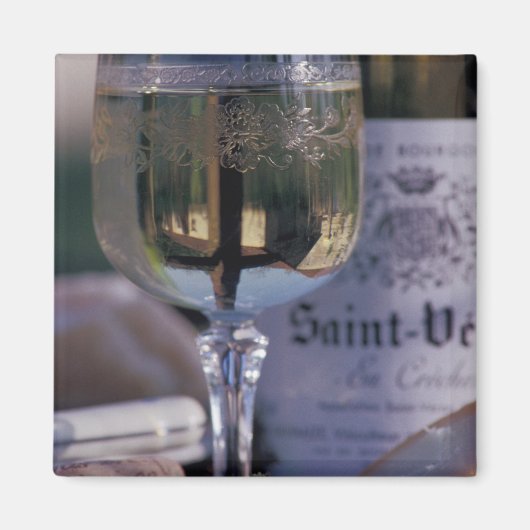 EU, Frankreich, Chablis, lokaler Wein Magnet (Vorne)